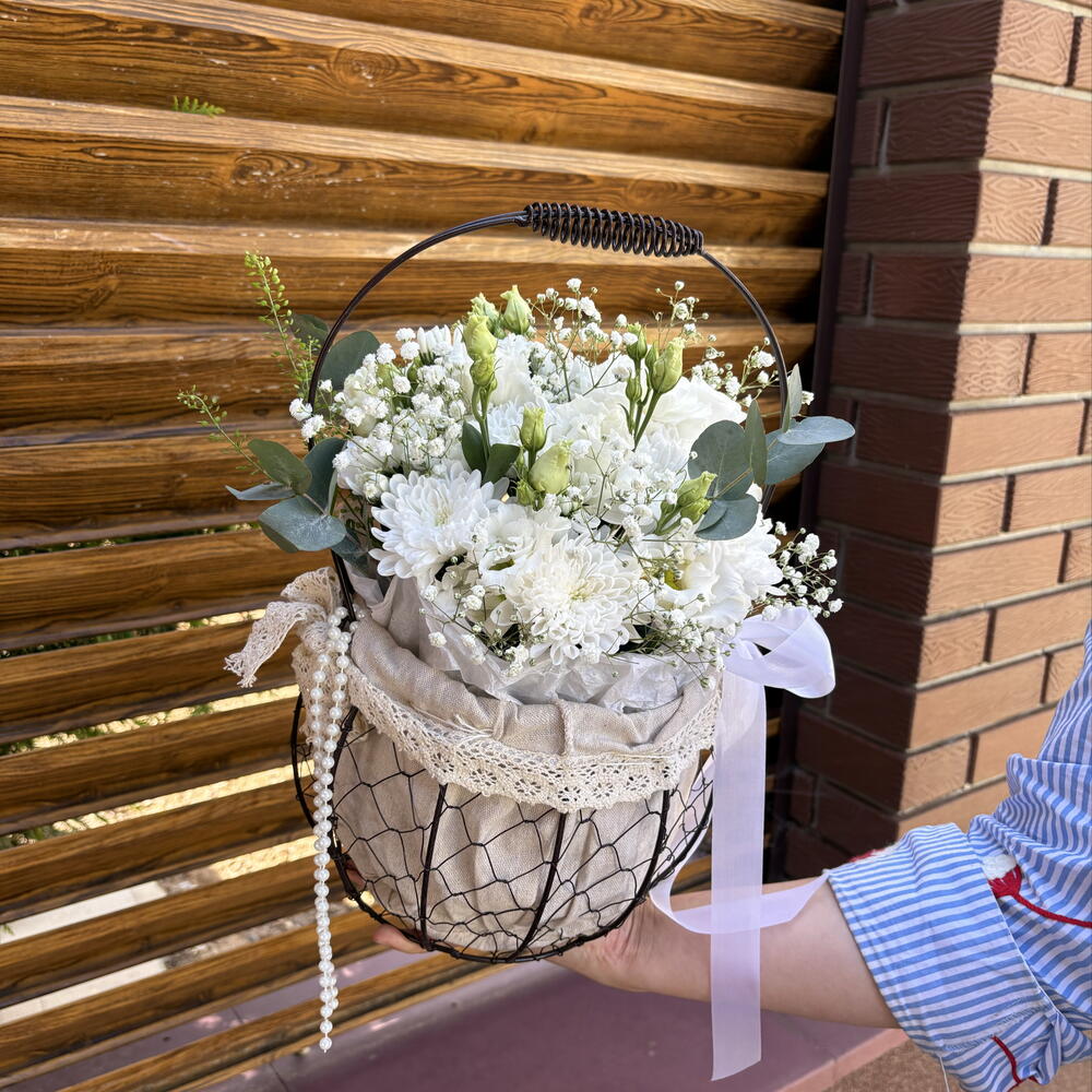Композиция из нежных белых цветов в изысканной корзине