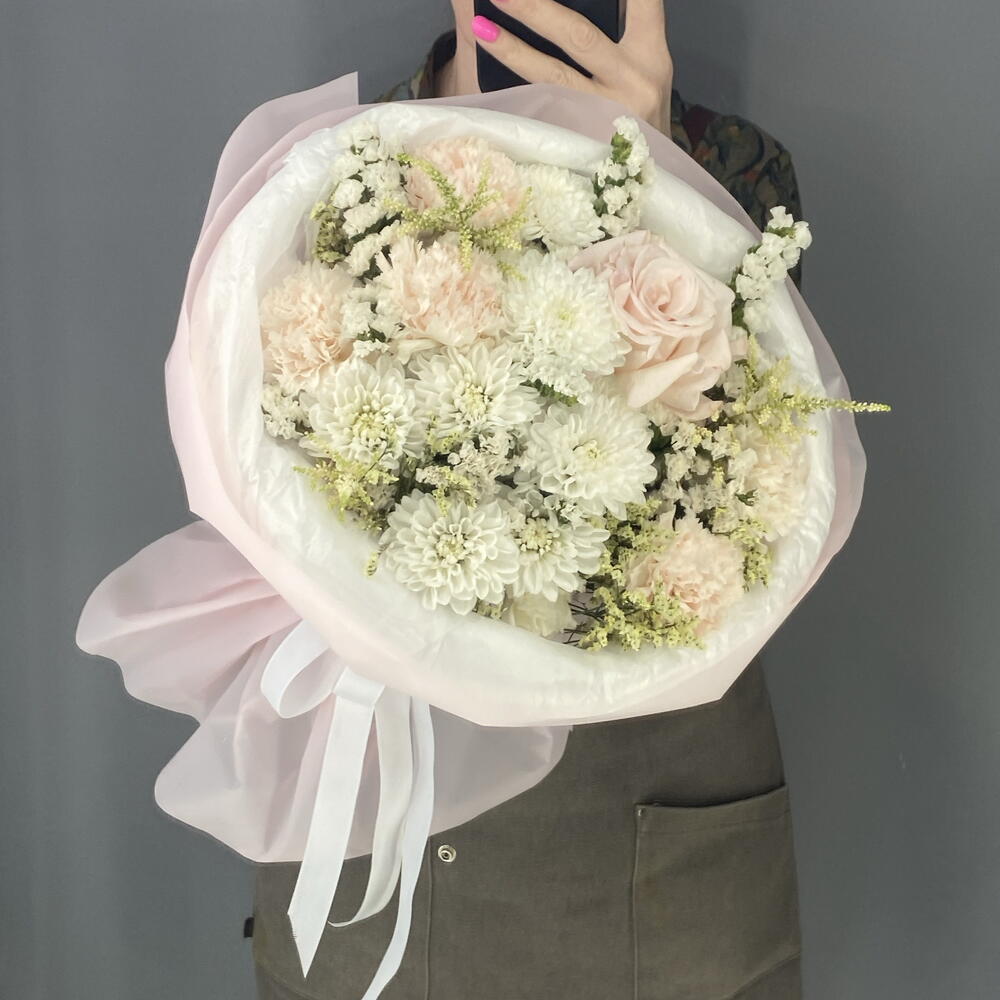 Букет комплимент 🥰 нежная французская Роза 🥐🌸🥐 кустовая Хризантема 🌿 кремовые диантусы 🩷 белоснежная статица🤍
