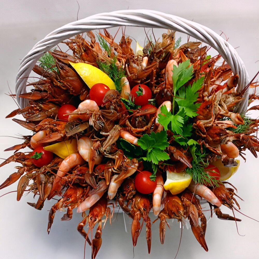 Корзина с раками и креветками