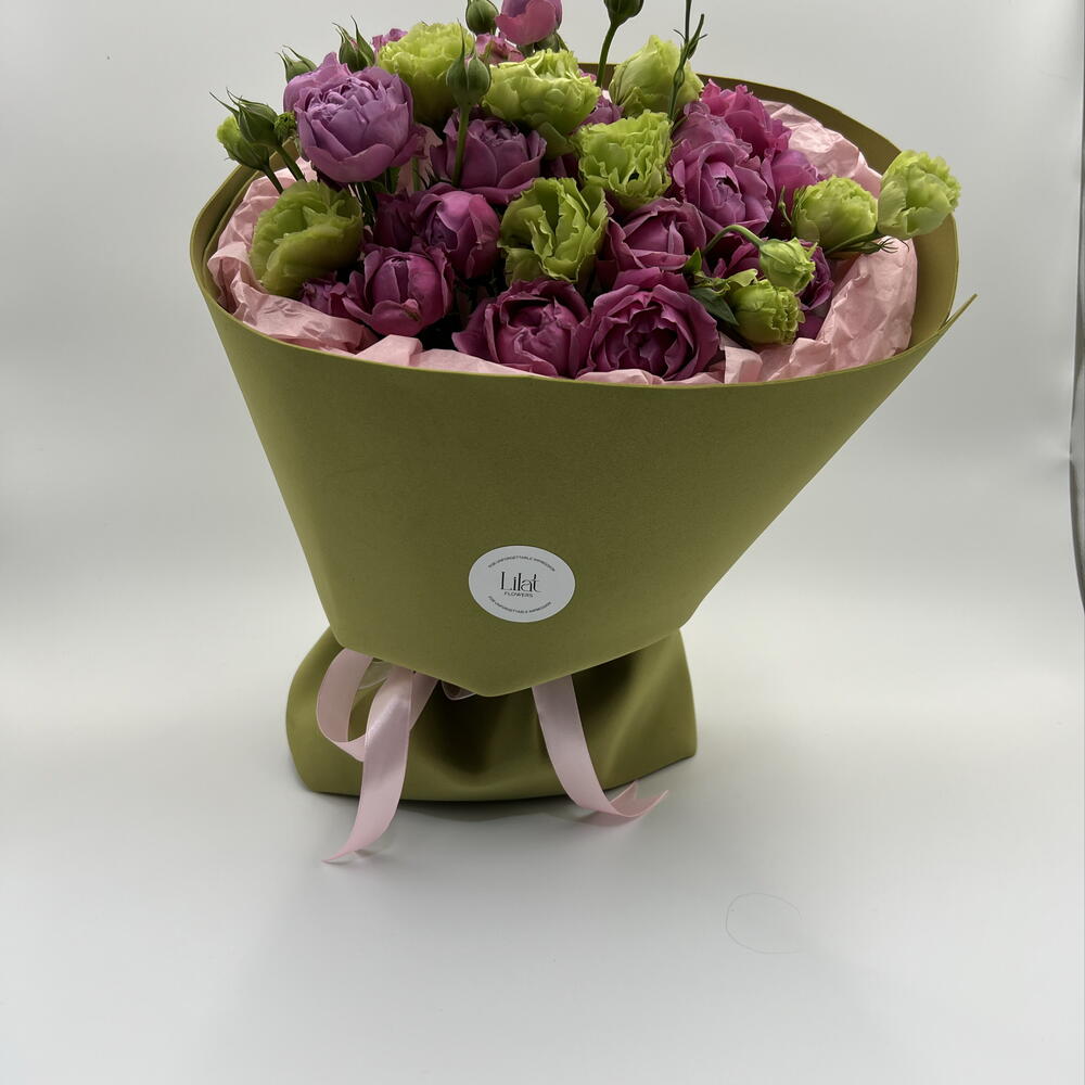 Lisianthus and spray roses