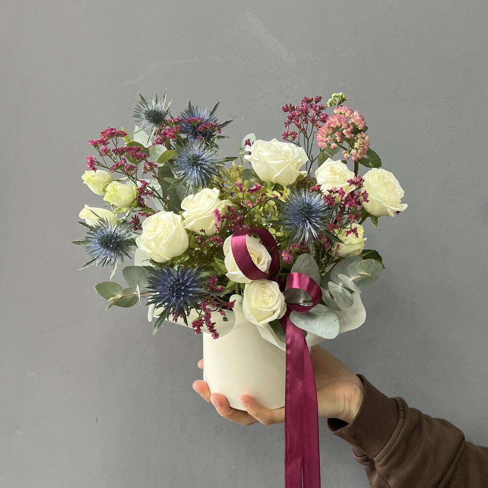 Композиция в шляпной коробке с садовыми цветами 🌸