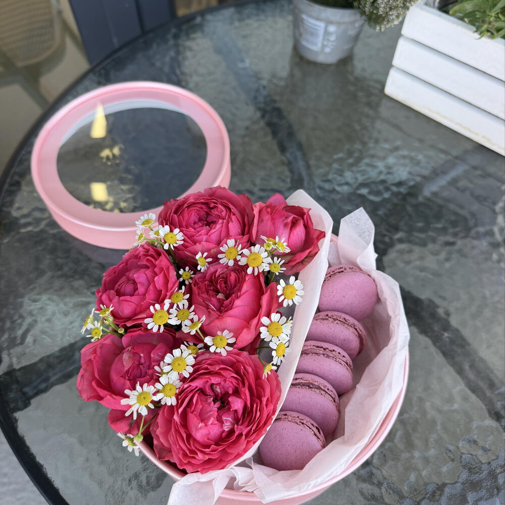 Коробочка с макаронс и розой Джульетта