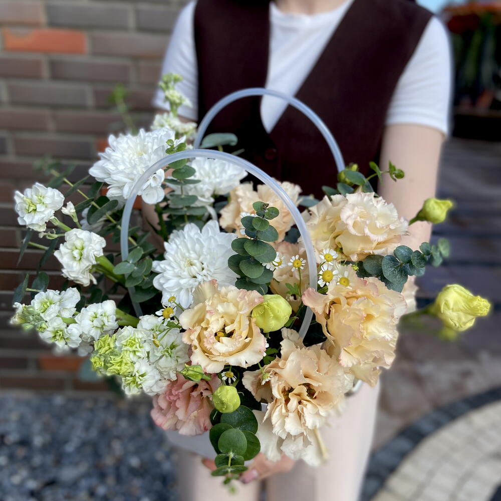 Композиция в сумочке. Эустома, маттиола и кустовая хризантема