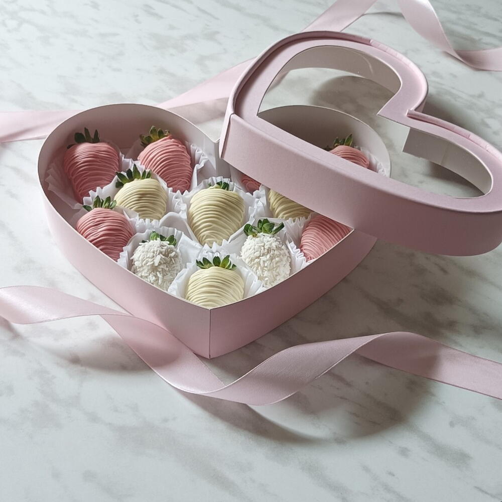 Клубника в белом и клубничном шоколаде в коробке сердце