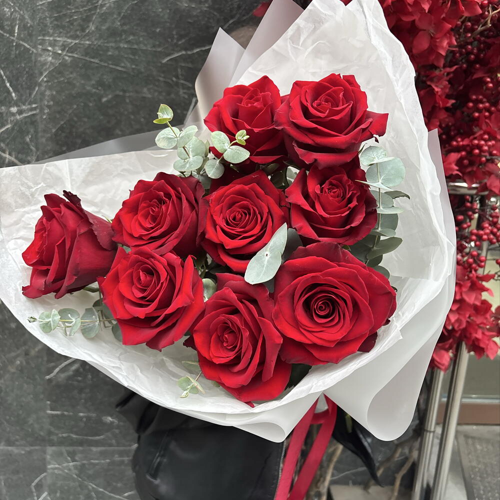 Красные розы с эвкалиптом 🌹
