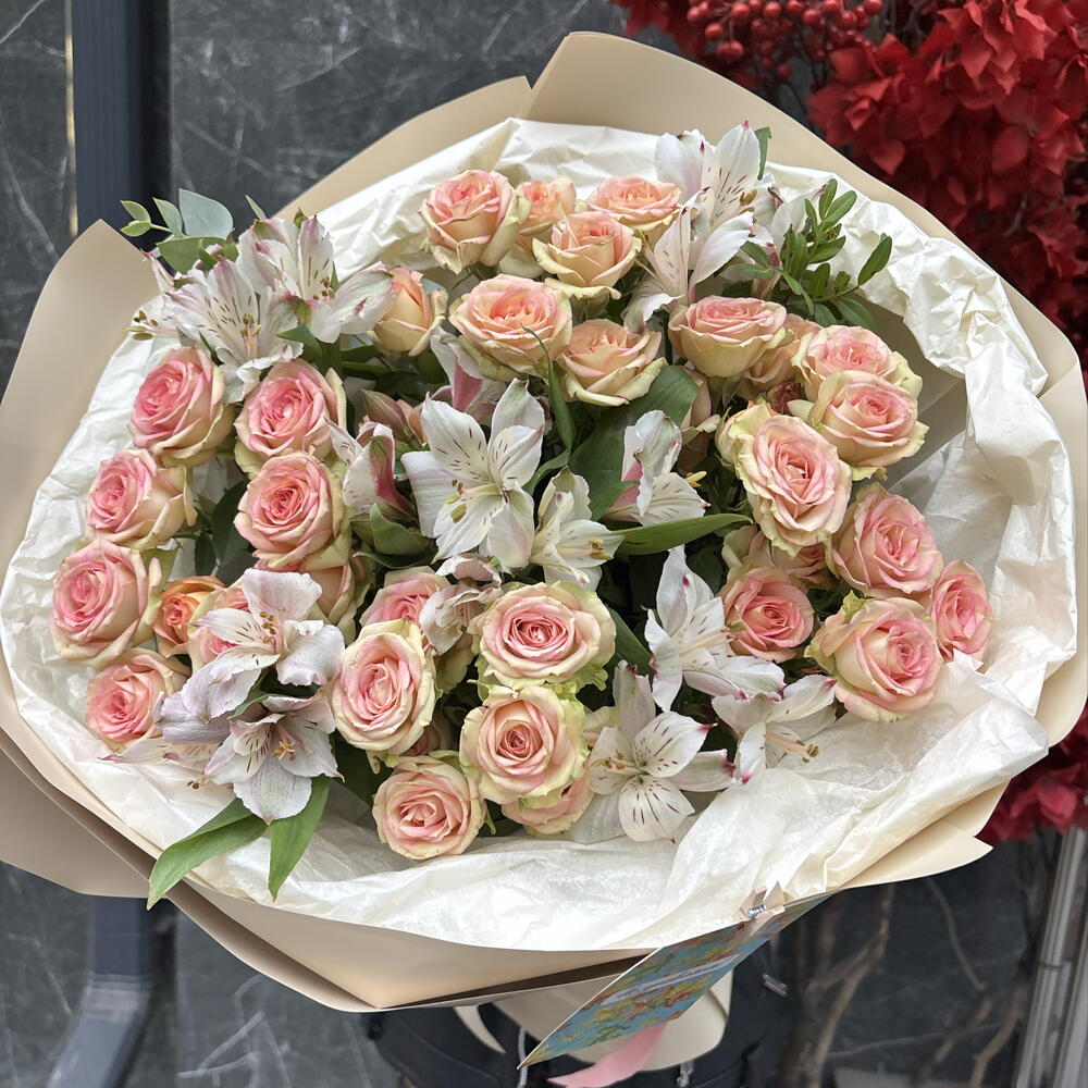 Прекрасные кустовые розы с альстромерией