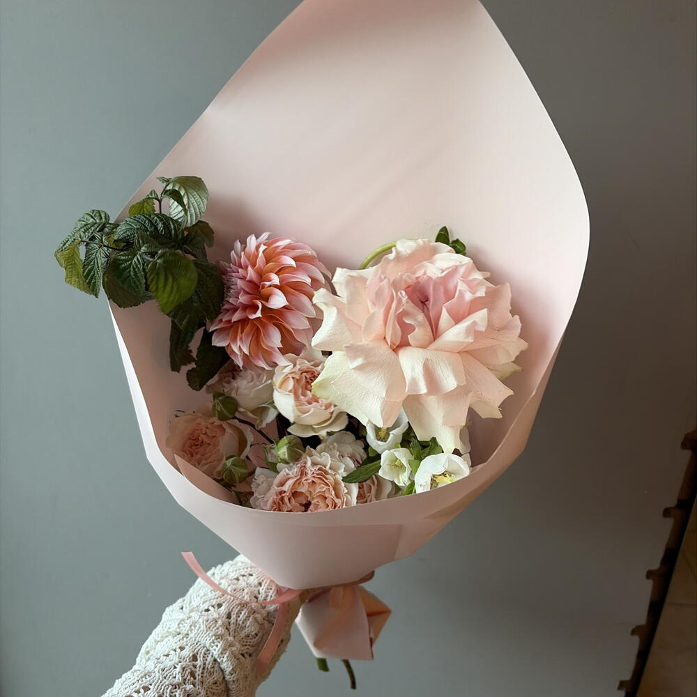 Розовый кулек с георгином