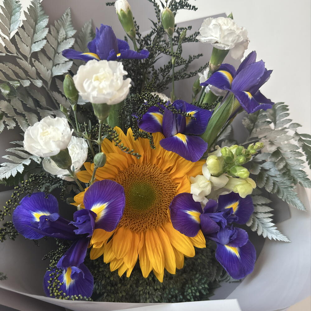Букет с подсолнухом и ирисами 🌻
