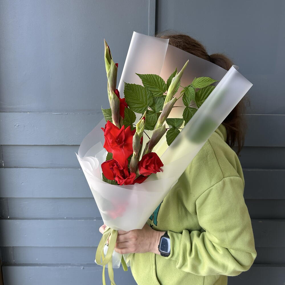 Букет 3 гладиолуса и малина