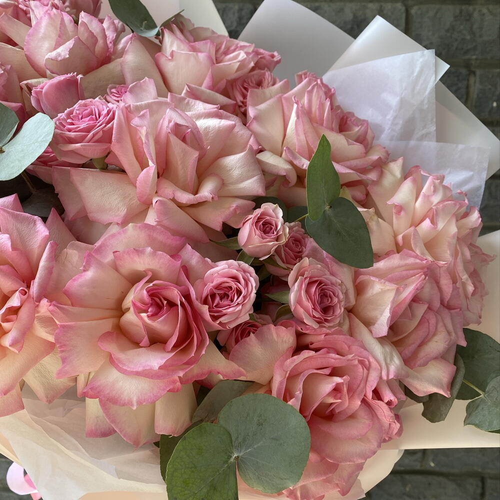 Букет «Розовое облако» из французских и кустовых роз 🌸🩷