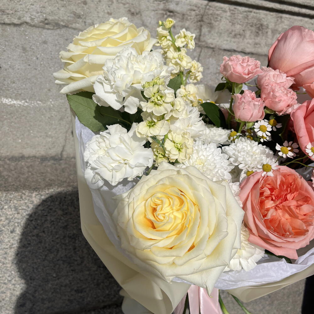 Яркий авторский букет с пионовиными розами, маттиолой и хризантемой
