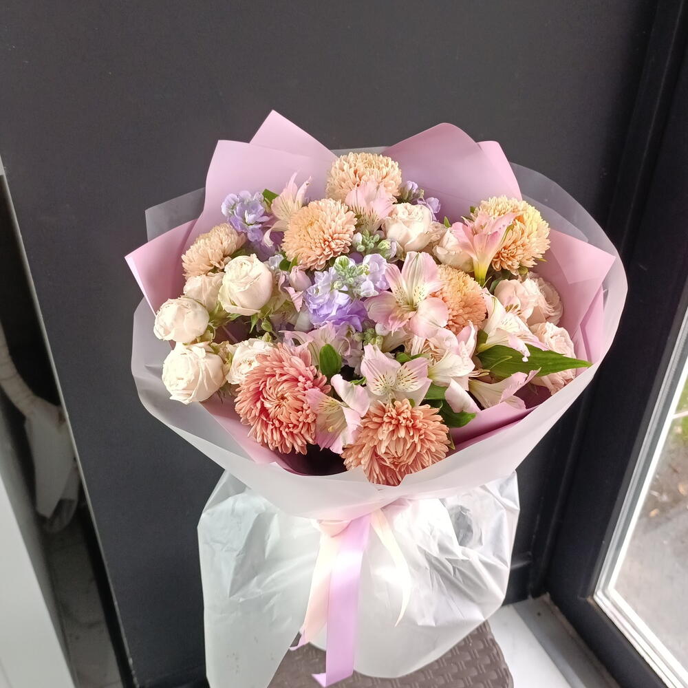 Букет астра, маттиола,  роза пионовидная кустовая,  альстромерия