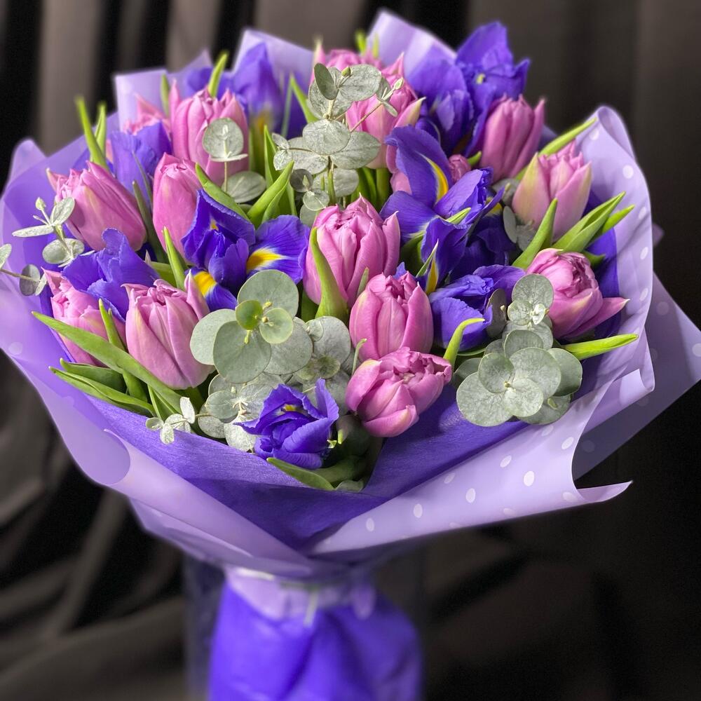 Ramo de iris con tulipanes