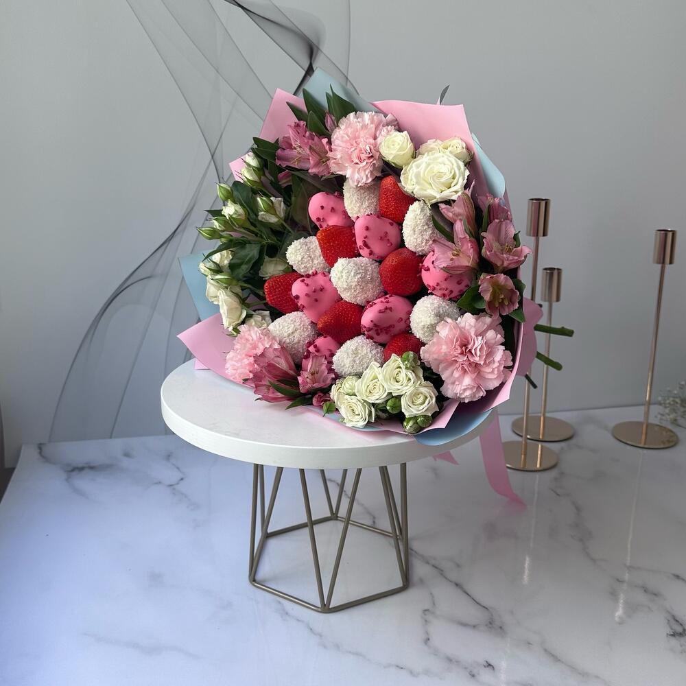 Bouquet with strawberries in chocolate and without