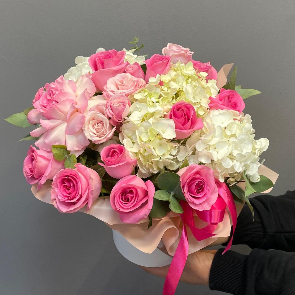 Цветочная композиция с розами, гортензиями и эвкалиптом 💕