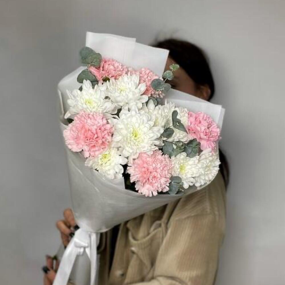 Милый букет из пушистых хризантем и розовых диантусов 💞