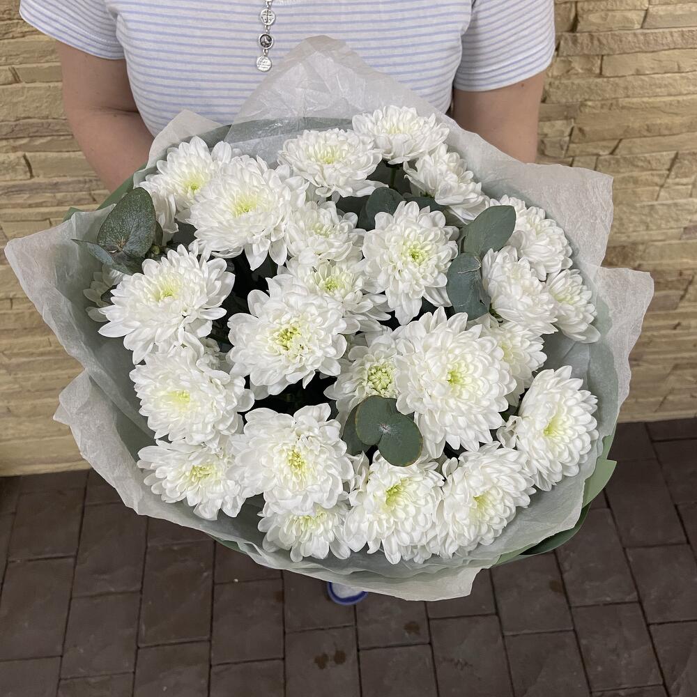 Букет из хризантем и эвкалипта