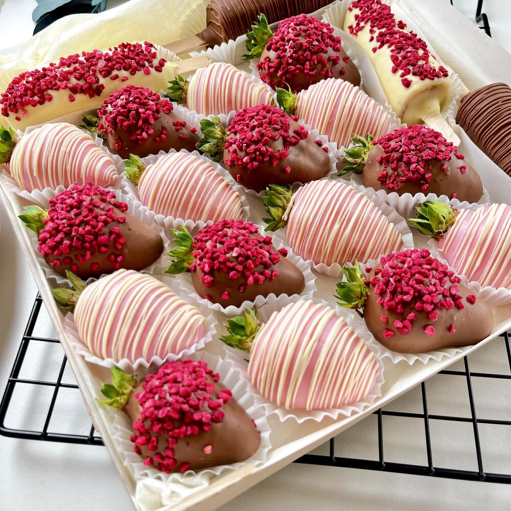 Клубника и бананы в шоколаде с малинкой