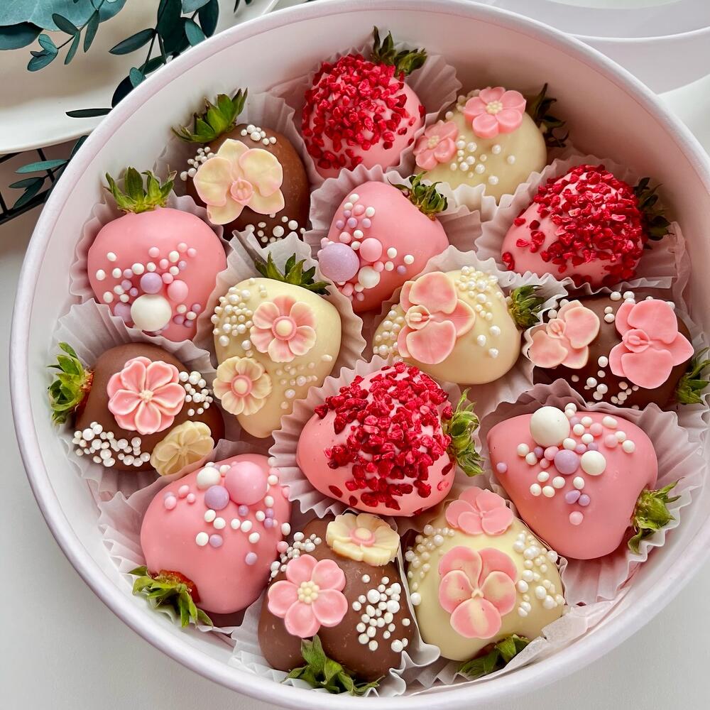 Клубника в шоколаде в белом боксе с цветами + подарок от Vivienne Sabo — румяна MACARON