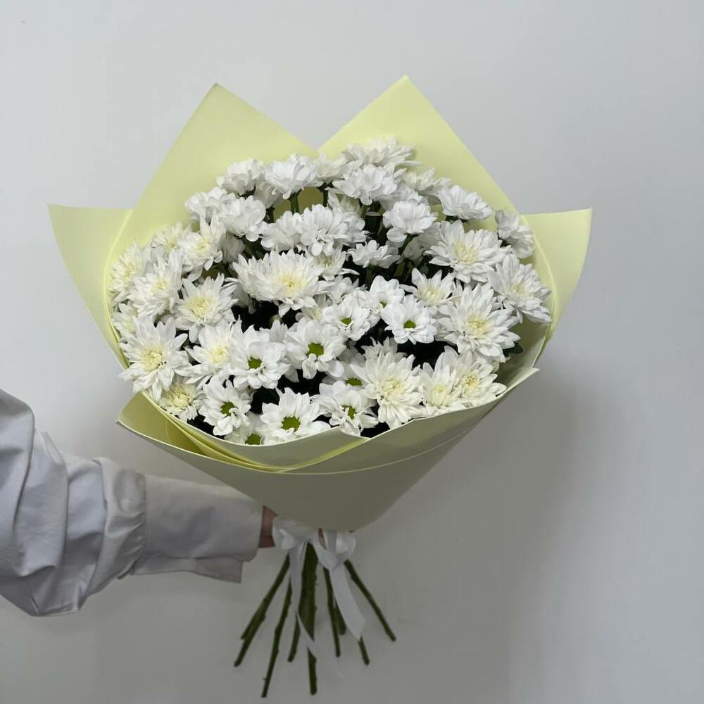 Букет из махровых хризантем и ромашек