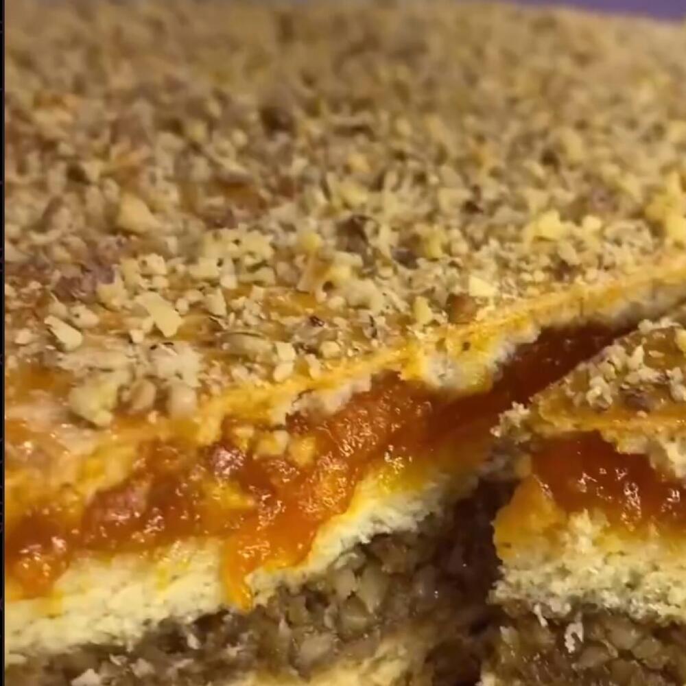 Пирог с грецким орехом и курагой