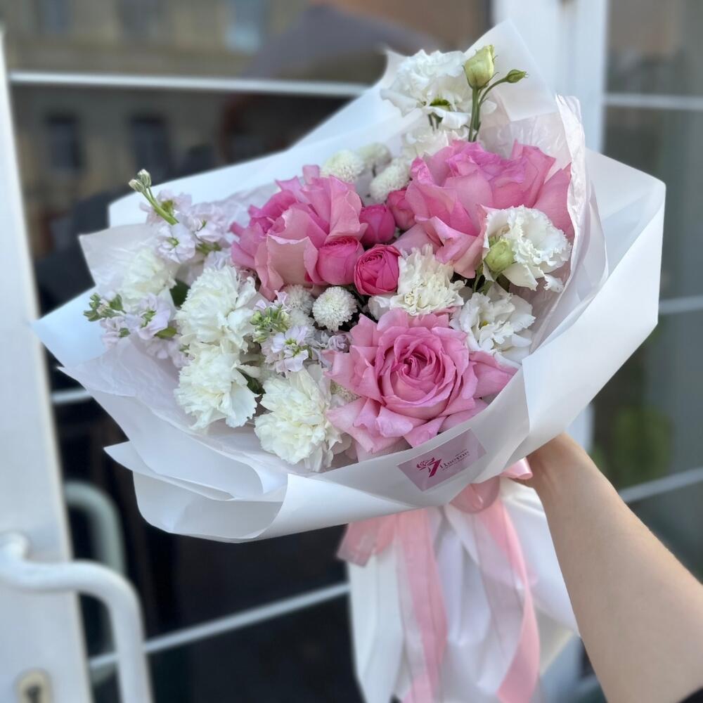 Сборный букетик (диантус, эустома, французская роза, ньютон, кустовая роза и маттиола)