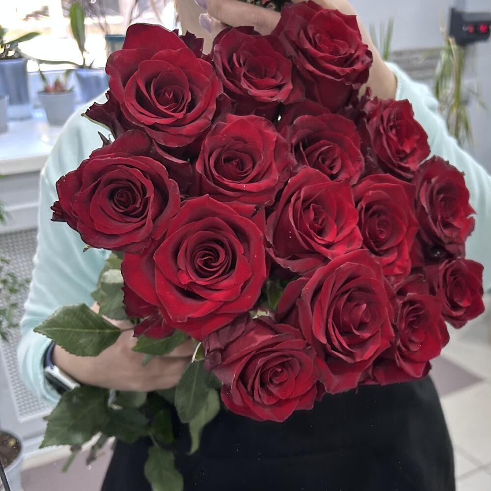Алые розы с белой лентой