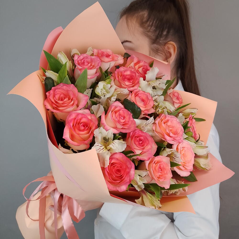 Шикарный букет из роз сорта Джумиля с добавлением белой альстромерии 🌷