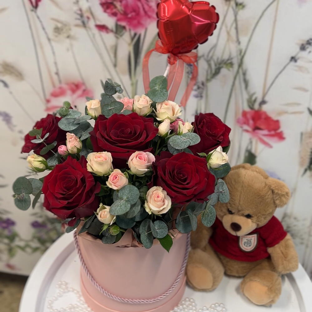 Набор из плюшевого мишки и цветочной композиции ко Дню влюбленных ♥️