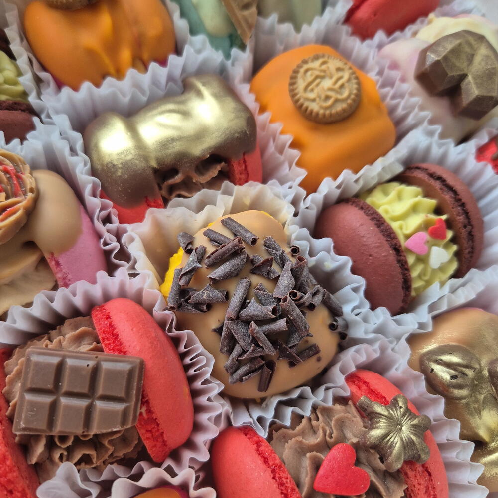 Assortment of 16 macarons