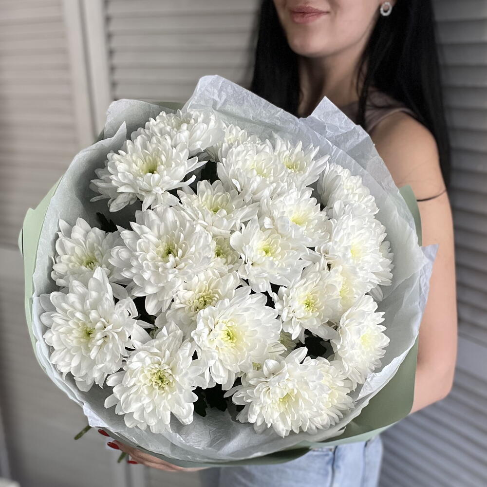 Нежный моно букет из кустовых белых хризантем