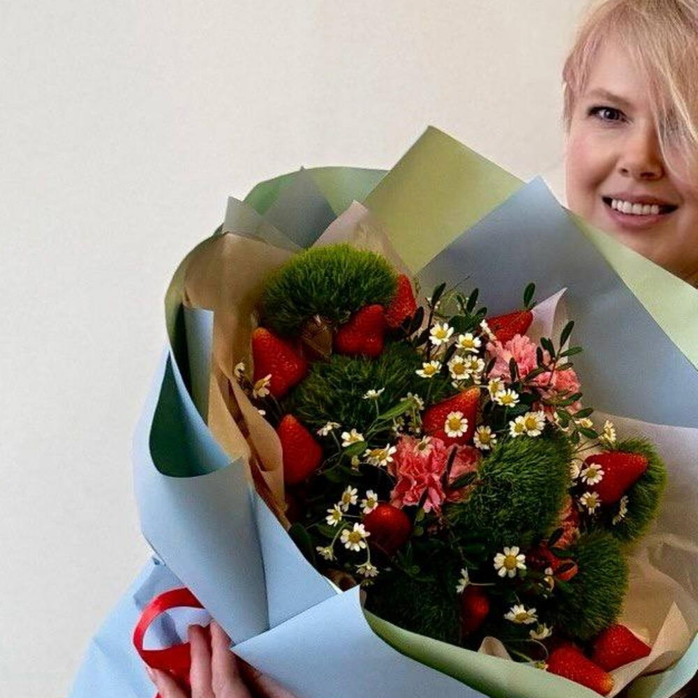 ГАСТРОНОМИЧЕСКИЙ АВТОРСКИЙ букет "ЛЕСНАЯ ЯГОДА" / клубника / букет из клубники / съедобный букет / бархат / подарок коллеге