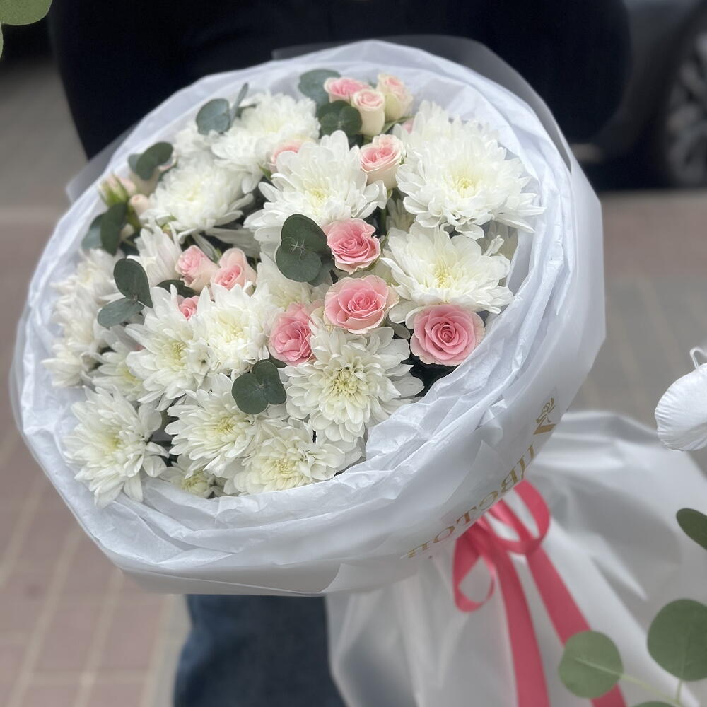 Букет Кустовые розы, хризантема, эвкалипт