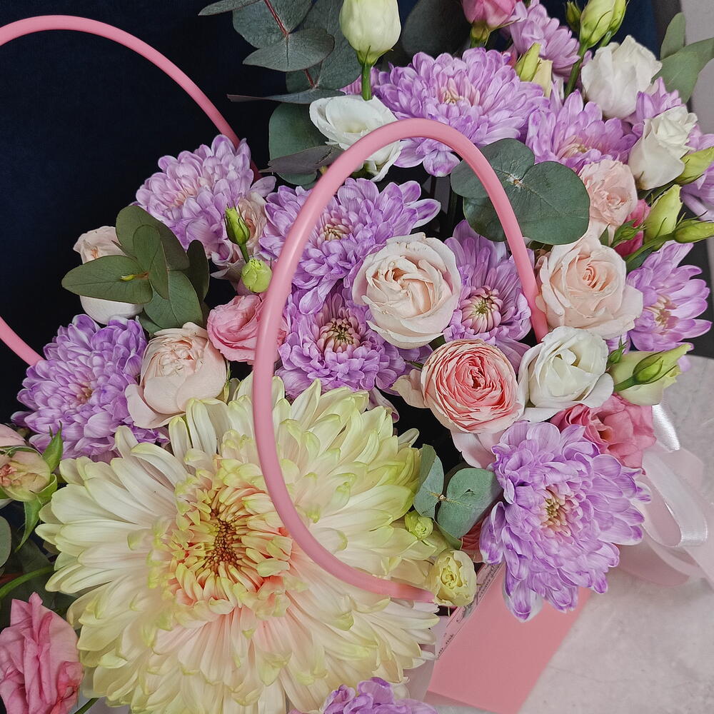 Большая композиция из хризантем, эустомы, кустовой розы, эвкалипта