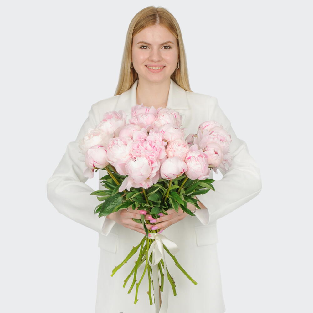 Букет из 19 розовых пионов