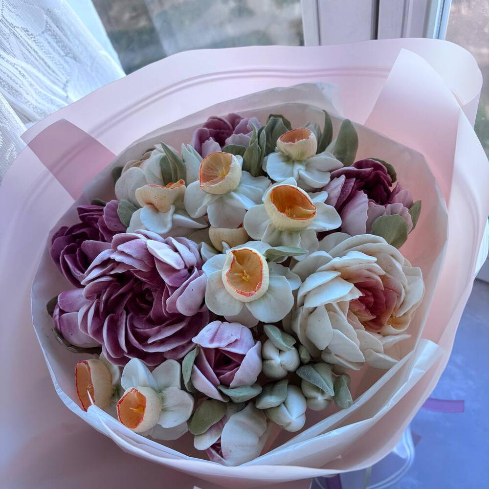 Зефирный букет с пионами и нарциссами