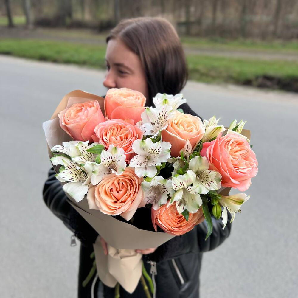 Букет из роз и альстромерий