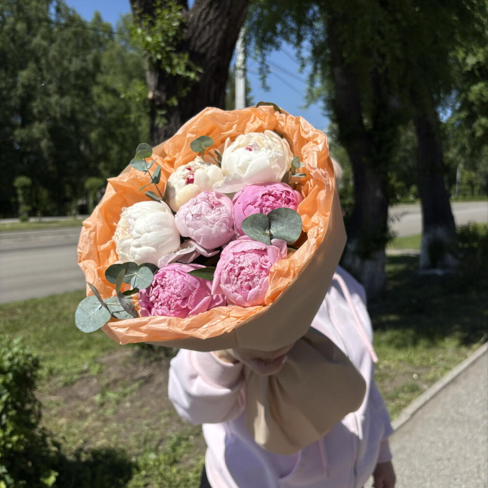 7 пионов с эвкалиптом