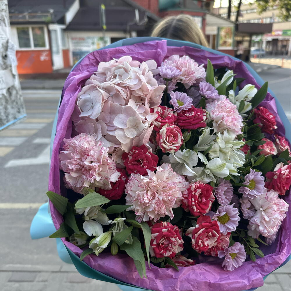 Букет из альстромерии и кустовых роз