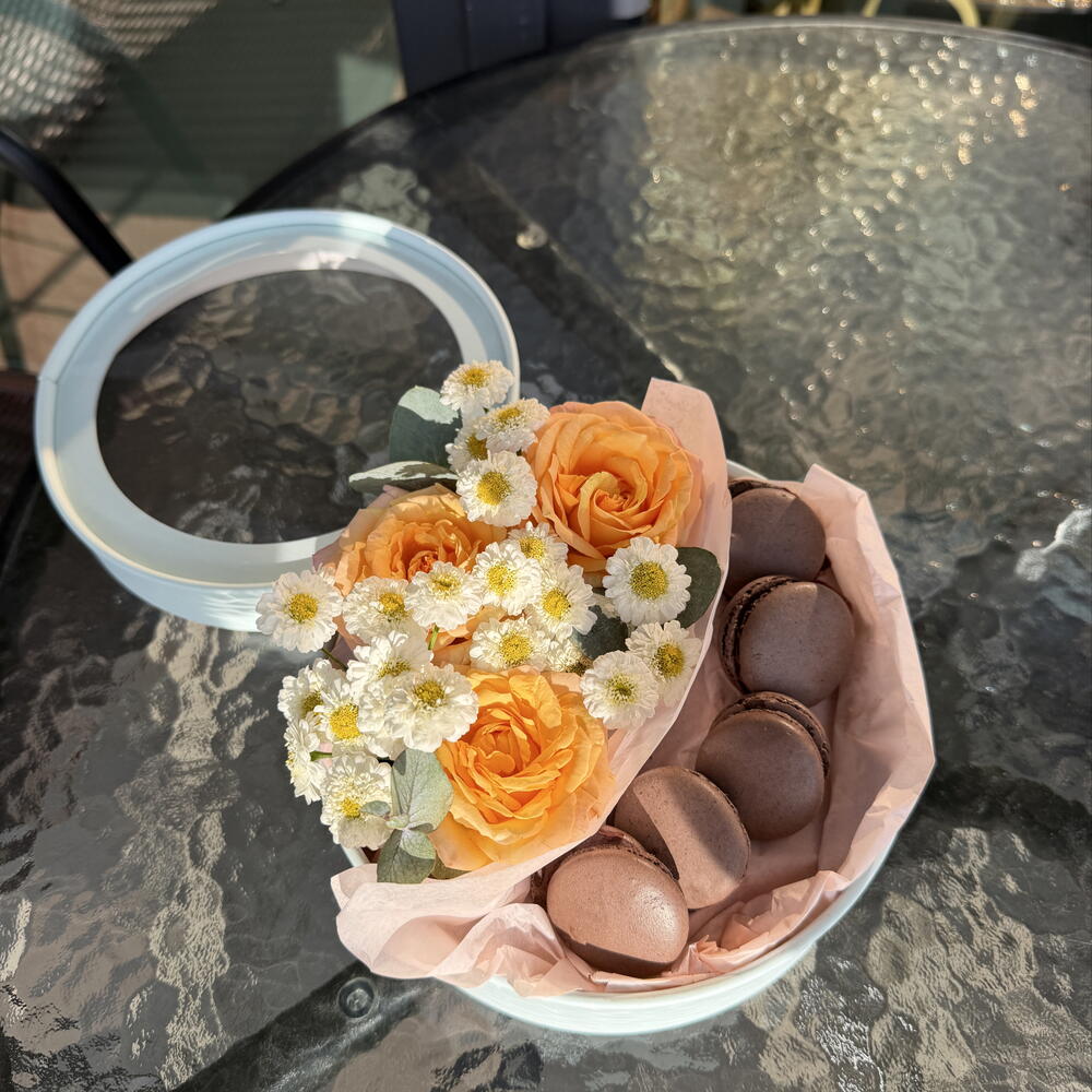 Коробочка с пионовидной розой и макаронс шоколад