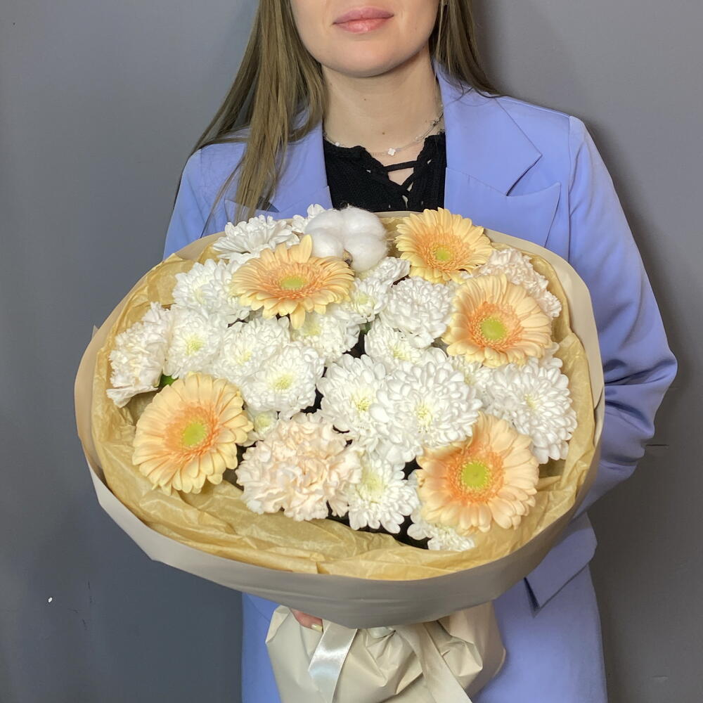 Букет с герберами и хлопком