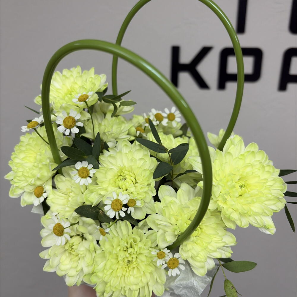 Сумочка лайм из хризантемы и ромашки