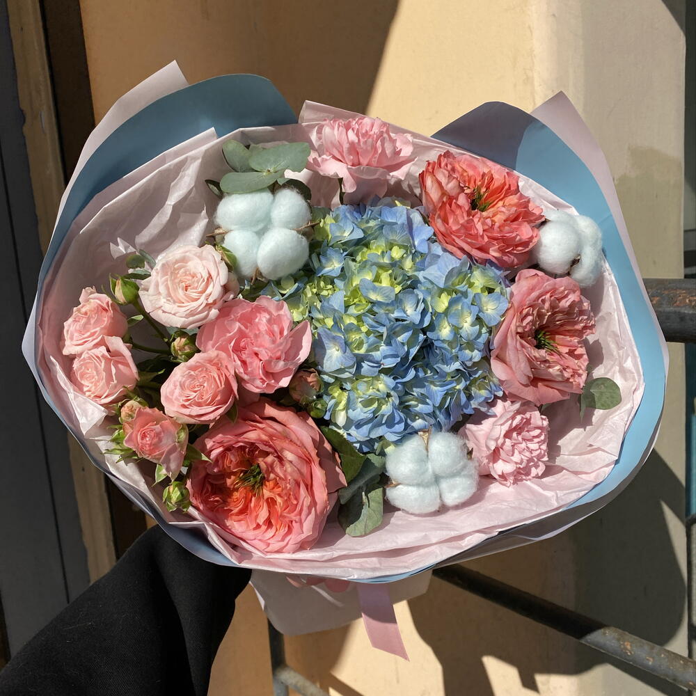 Букет сладкий 🍭 «сладкий дуэт» в составе гортензия, хлопок, кустовая роза BOMBASTIC, диантусы, роза MANDARIN