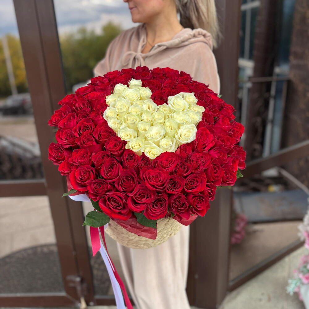 Корзина сердце из роз