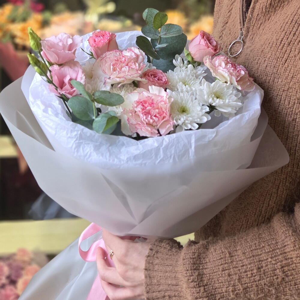Букет из кустовых хризантем, кустовых роз, эустомы и диантусов