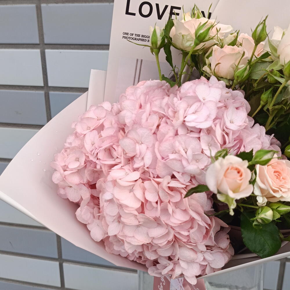 Гортензия и кустовая роза 🌸Стильный букет с всеми любимыми гортензиями и кустовой розой 😍