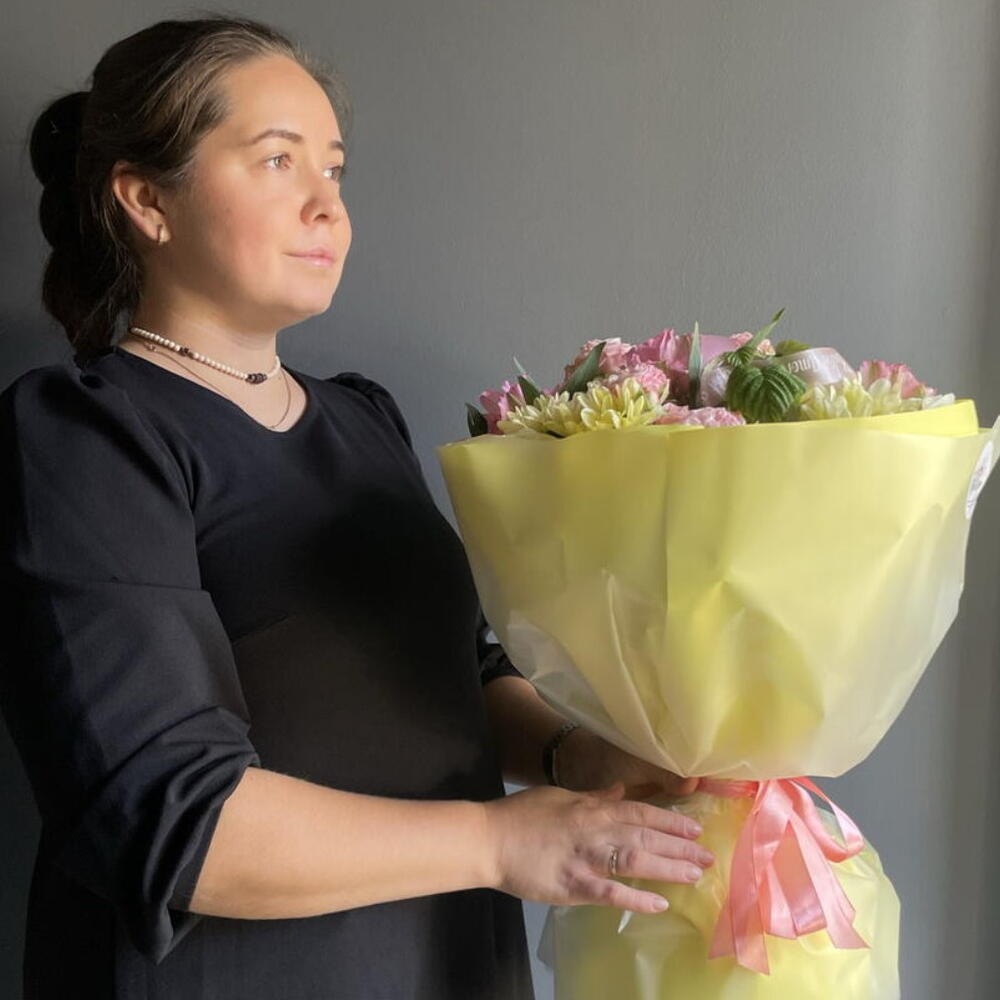 Яркий букет из солнечных хризантем, ажурных роз, изящных альстромерий с добавлением зелени малины