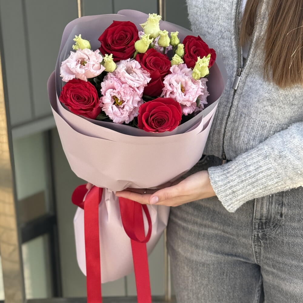 Букет Искра S из красных роз и розовой эустомы