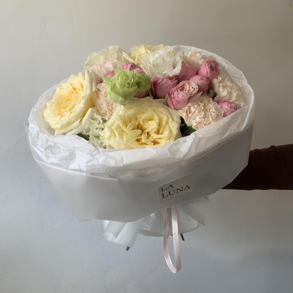 Букет с розами, гвоздиками, кустовой розой, лизиантусом