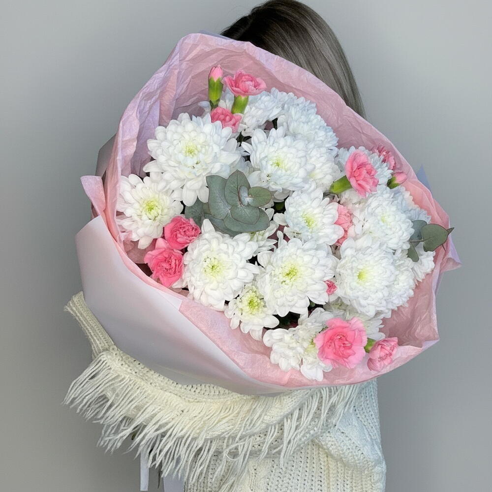Стойкий букет из кустовых хризантем и кустовых диантусов с эвкалиптом